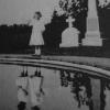 Photo captured of a girl in the early 1900s at a graveside. It wasn’t until years later that the abnormality was discovered.